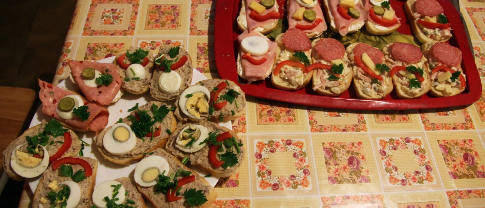 Obložené chlebíčky. Foto: Karelj, Wikimedia Commons, CC0