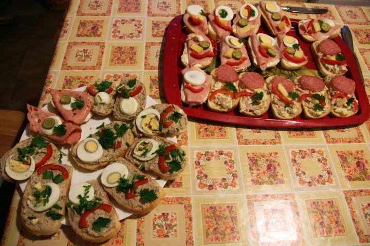Obložené chlebíčky. Foto: Karelj, Wikimedia Commons, CC0